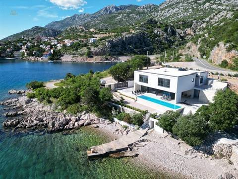Moderne Luxusvilla in erster Reihe am Meer mit Infinity-Pool und direktem Strandzugang