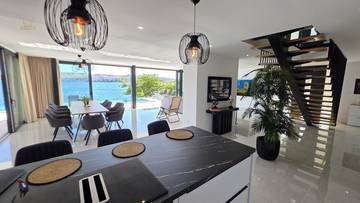 Thumbnail von Moderne Luxusvilla in erster Reihe am Meer mit Infinity-Pool und direktem Strandzugang