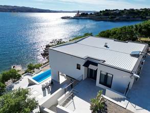 Thumbnail von Moderne Luxusvilla in erster Reihe am Meer mit Infinity-Pool und direktem Strandzugang
