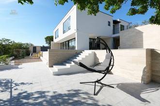 Thumbnail von Moderne Luxusvilla in erster Reihe am Meer mit Infinity-Pool und direktem Strandzugang