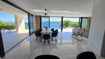 Thumbnail von Moderne Luxusvilla in erster Reihe am Meer mit Infinity-Pool und direktem Strandzugang