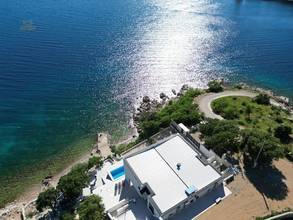 Thumbnail von Moderne Luxusvilla in erster Reihe am Meer mit Infinity-Pool und direktem Strandzugang