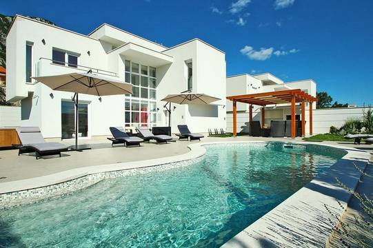 Moderne Villa mit Pool, Sauna und Meerblick