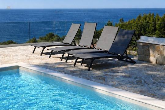 Mediterranes Steinhaus mit Pool und Meerblick