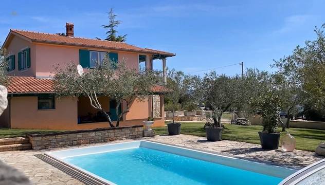 Mediterranes Haus mit Swimmingpool und schönem Meerblick