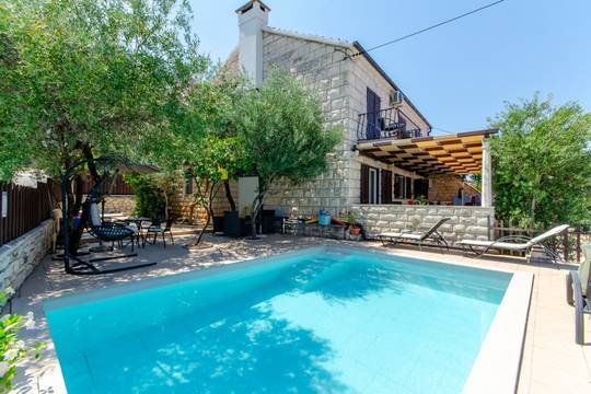 Mediterrane Doppelhaushälfte mit Pool und Meerblick