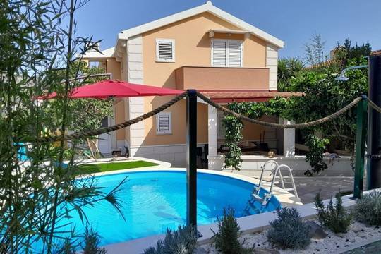 Familienhaus mit Pool und Meerblick, zwei separate Wohneinheiten