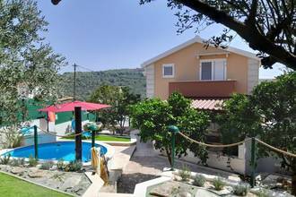Thumbnail von Familienhaus mit Pool und Meerblick, zwei separate Wohneinheiten
