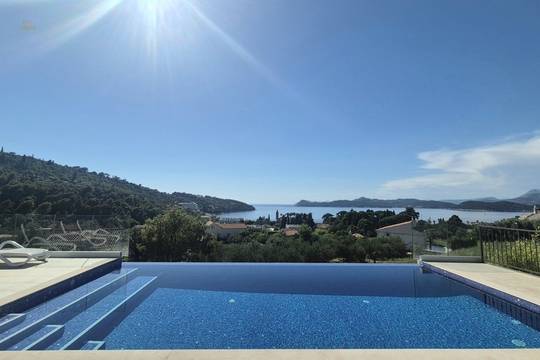 Villa mit Pool, Meerblick und Gästeapartment