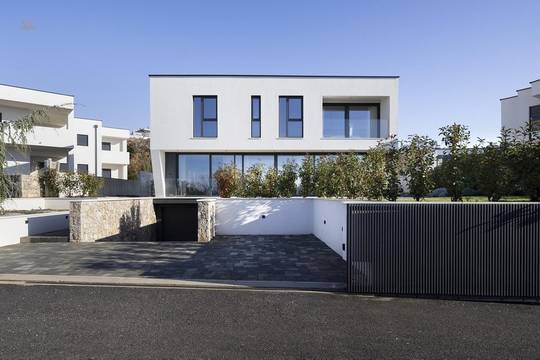 Moderne Villa mit Pool, Meerblick und Wellnessbereich