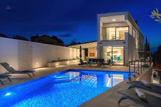 Moderne Villa mit beheiztem Pool, Sauna und Meerblick