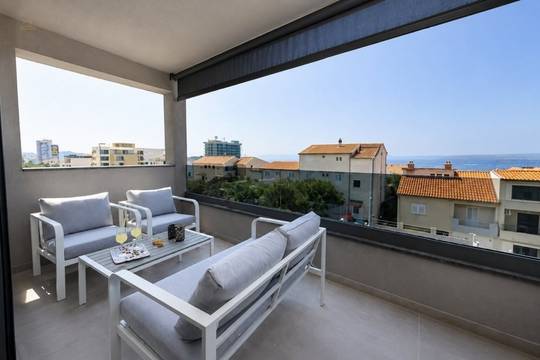 Moderne Wohnung mit Meerblick und überdachter Terrasse