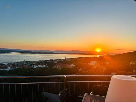 Moderne Wohnung mit Panoramablick auf das Meer und Balkon