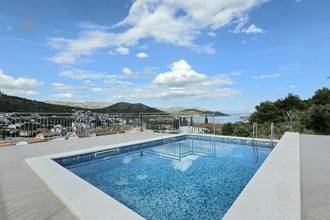 Haus mit Swimmingpool und Meerblick in ruhiger Lage