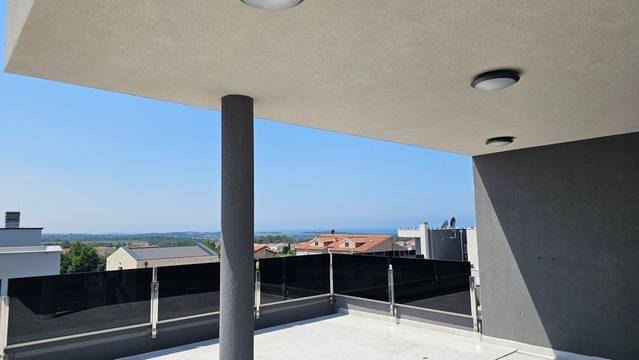 Modernes Penthouse mit Dachterrasse und Meerblick