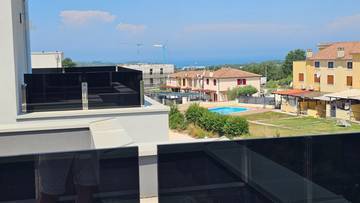 Thumbnail von Modernes Penthouse mit Dachterrasse und Meerblick