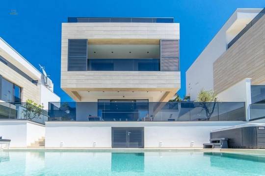 Moderne Neubau-Villa mit Swimmingpool und Meerblick