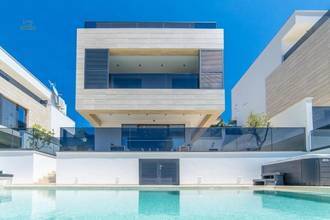 Moderne Neubau-Villa mit Swimmingpool und Meerblick