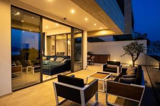 Thumbnail von Moderne Neubau-Villa mit Swimmingpool und Meerblick