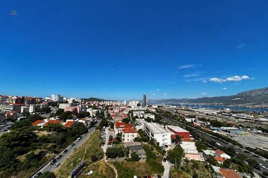 Helles Apartment mit Meerblick und Balkon im 13. Stock