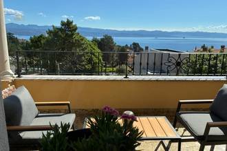 Luxuriöse Maisonettewohnung in eleganter Villa mit Pool und Meerblick