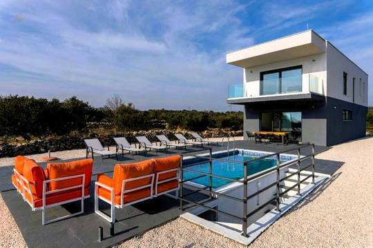 Villa mit Pool und Meerblick