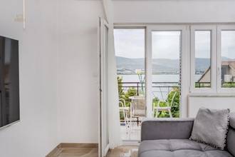 Thumbnail von Neu renovierte Erdgeschosswohnung mit Garten und Meerblick