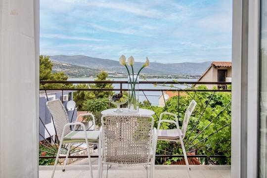 Neu renovierte Erdgeschosswohnung mit Garten und Meerblick