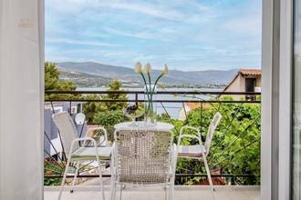 Neu renovierte Erdgeschosswohnung mit Garten und Meerblick