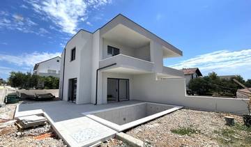 Moderne Doppelhaushälften als Neubau mit Swimmingpool, Garten und Stellplätzen