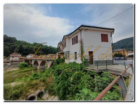 Historisches Wohnhaus mit ehemaliger Dorfbäckerei und traumhaftem Flussblick zum super günstigen Kaufpreis Ein einzigartiges Anwesen voller Geschichte und Möglichkeiten. Wohnen, wo Geschichte lebendig bleibt