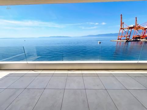 Luxuriöse Neubauwohnung in erster Reihe am Meer mit Panoramablick und Tiefgarage