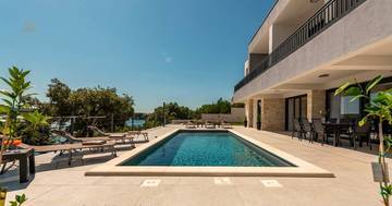Thumbnail von Neu erbaute Luxusvilla mit Swimmingpool und Meerblick