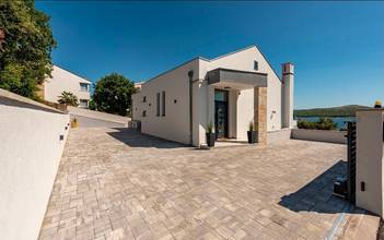 Thumbnail von Neu erbaute Luxusvilla mit Swimmingpool und Meerblick