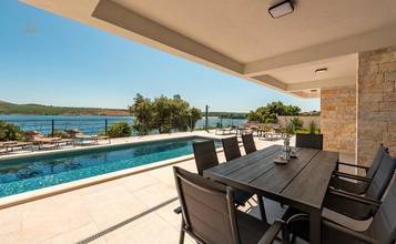 Thumbnail von Neu erbaute Luxusvilla mit Swimmingpool und Meerblick