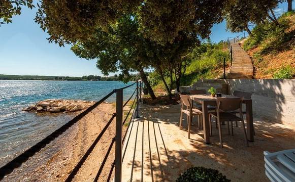 Neu erbaute Luxusvilla mit Swimmingpool und Meerblick