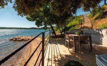 Neu erbaute Luxusvilla mit Swimmingpool und Meerblick