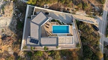 Thumbnail von Moderne Villa mit beheiztem Pool, Aufzug und Panoramablick auf das Meer