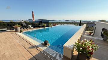 Thumbnail von Moderne Villa mit beheiztem Pool, Aufzug und Panoramablick auf das Meer
