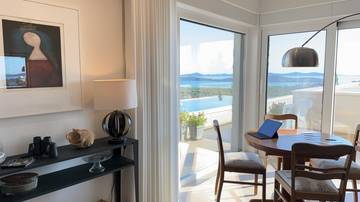 Thumbnail von Moderne Villa mit beheiztem Pool, Aufzug und Panoramablick auf das Meer