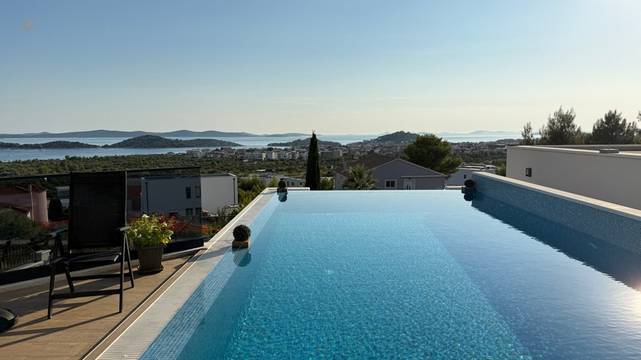 Moderne Villa mit beheiztem Pool, Aufzug und Panoramablick auf das Meer