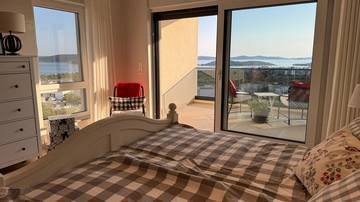 Thumbnail von Moderne Villa mit beheiztem Pool, Aufzug und Panoramablick auf das Meer