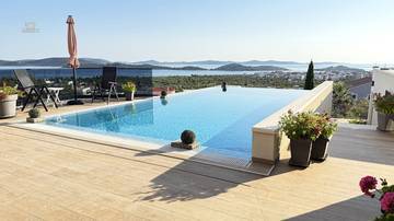 Thumbnail von Moderne Villa mit beheiztem Pool, Aufzug und Panoramablick auf das Meer