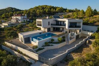 Thumbnail von Moderne Villa mit beheiztem Pool, Aufzug und Panoramablick auf das Meer