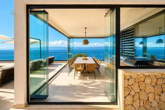 Thumbnail von Beeindruckende Luxusvilla in erster Reihe zum Meer mit Infinity-Pool und Wellnessbereich