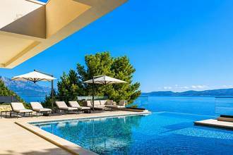 Thumbnail von Beeindruckende Luxusvilla in erster Reihe zum Meer mit Infinity-Pool und Wellnessbereich