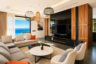 Thumbnail von Beeindruckende Luxusvilla in erster Reihe zum Meer mit Infinity-Pool und Wellnessbereich