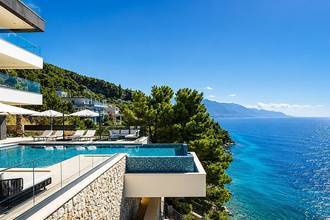 Beeindruckende Luxusvilla in erster Reihe zum Meer mit Infinity-Pool und Wellnessbereich