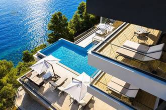 Thumbnail von Beeindruckende Luxusvilla in erster Reihe zum Meer mit Infinity-Pool und Wellnessbereich