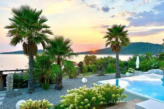 Thumbnail von Designervilla mit Infinity-Pool in erster Reihe zum Meer